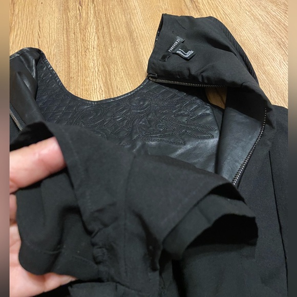 Sleeveless sexy Romper with leather-look quilted front on jewel shaped bodice❤️ - Picture 7 of 11